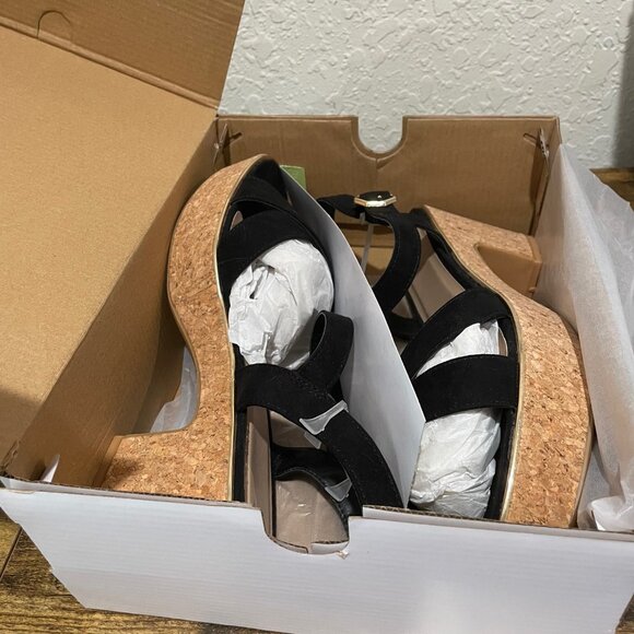 BLACK AND GOLD SANDALS IN PERFECT CONDITION. - Picture 3 of 3